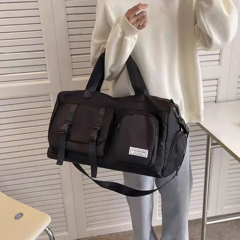 ce sac à dos aux couleurs neutres, conçu pour les hommes et les femmes, est idéal pour les voyages et peut être porté à la main ou à l’épaule.
