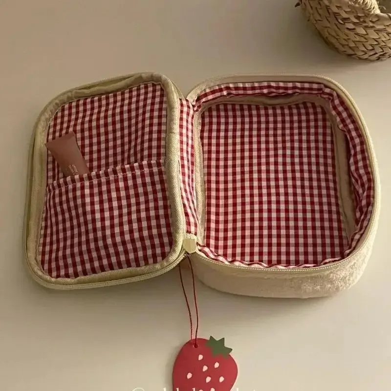 sac de rangement en peluche mignon en forme de fraise, pochette à cosmétiques moelleuse, trousse à crayons multifonctionnelle de grande capacité pour un usage quotidien