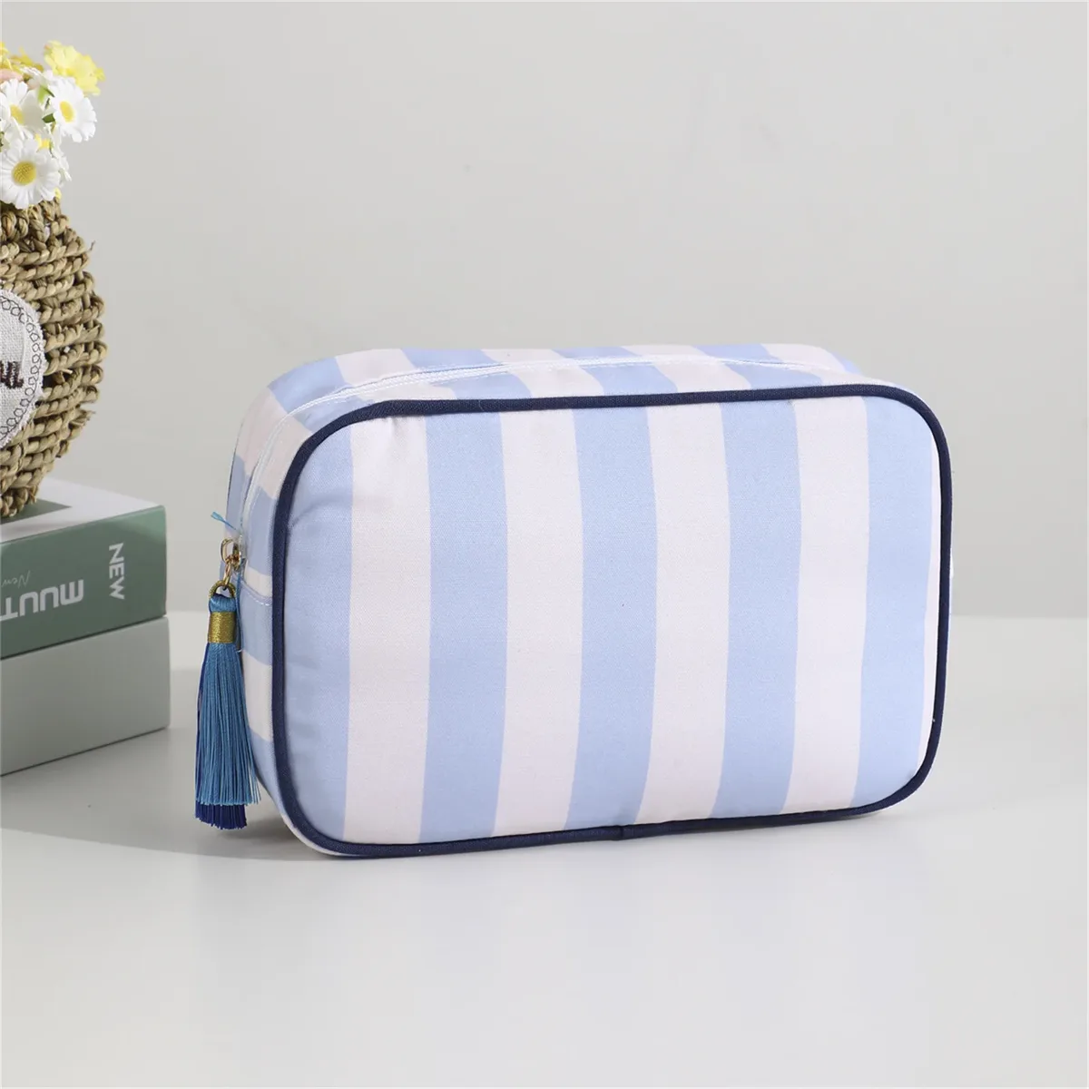 grand sac à cosmétiques portable rayé pour femmes, sac de maquillage à pompon avec fermeture éclair, pochette de rangement de grande capacité