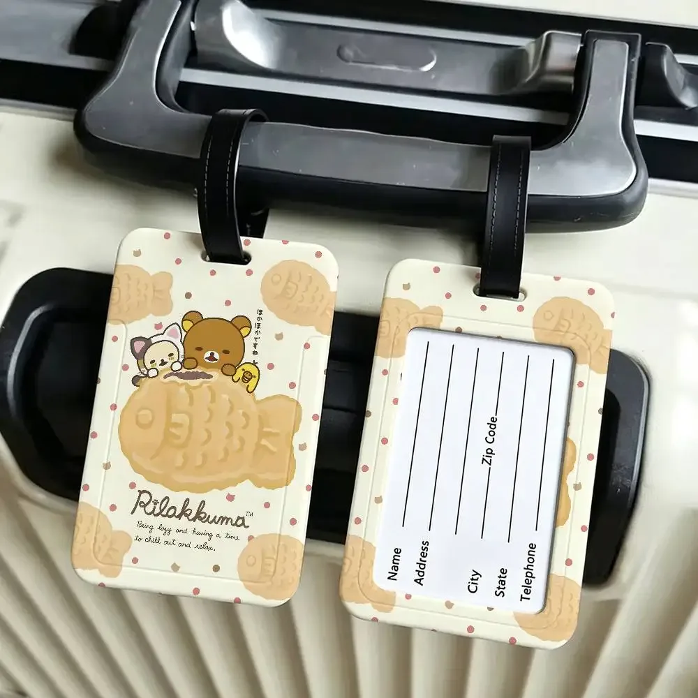 étiquette bagage plastique pvc motif rilakkuma couleurs roses rouges blanches voyage ecole pratique antiperte ceinture porté