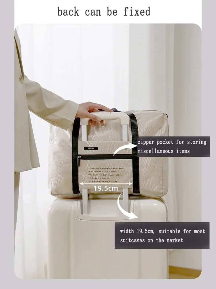 un sac à main pliable qui peut être fixé à la poignée d'un bagage, avec une grande capacité pour contenir les essentiels de voyage ; il peut également être plié en un sac de rangement compact en quelques étapes simples