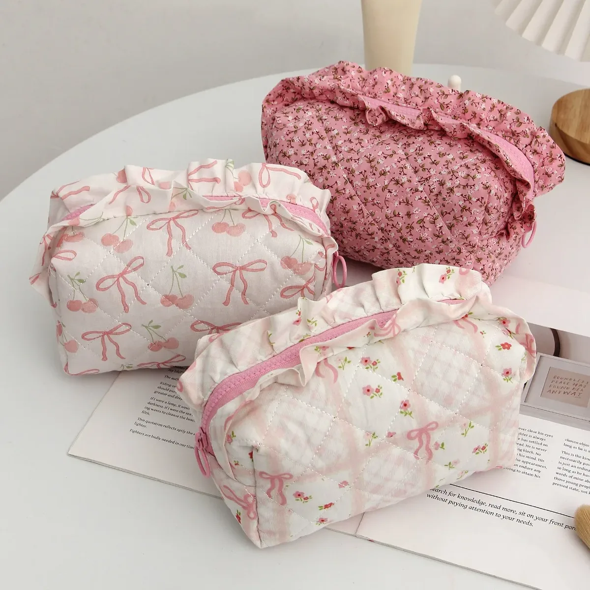 sac de maquillage imprimé floral avec nœud papillon à bord ébouriffé, sac à stylos matelassé de grande capacité, sac de rangement de cosmétiques pour femmes, sac de lavage de voyage, pochette