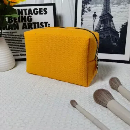trousse de toilette personnalisée en tissu gaufré : pochette de toilette monogrammée | organisateur de voyage avec nom brodé | cadeau pour une future mariée