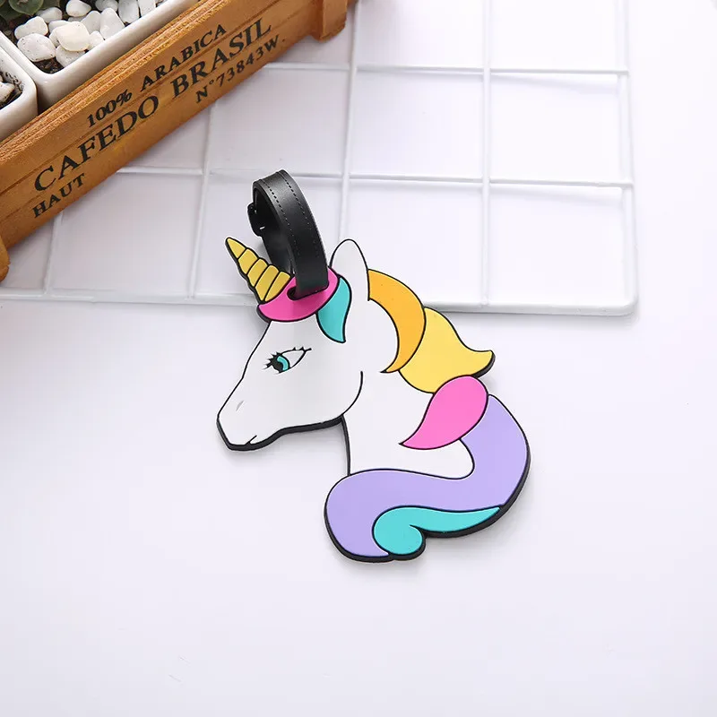 étiquette bagage plastique pvc silicone motifs dessin animé fruits animaux gâteaux licorne visages souriant coeurs avions rose blanc bleu vert jaune violet voyage