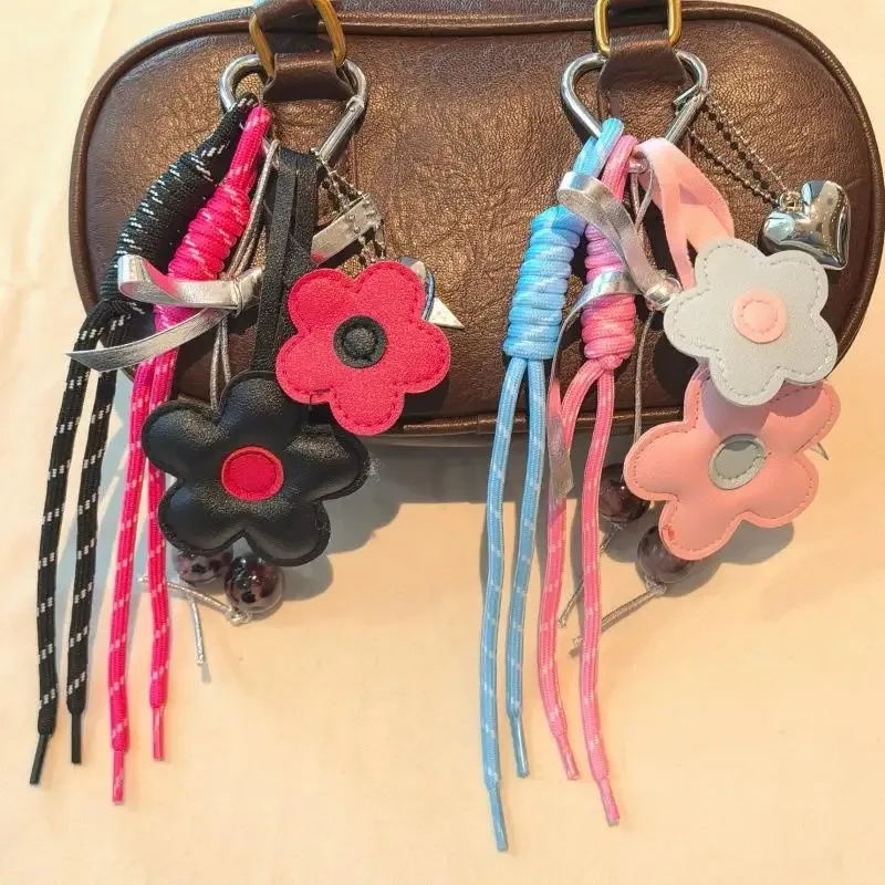 joli porte-clés et breloque de sac en cuir pu motif fleur et cœur, pendentif de sac bohème pour femme, accessoire esthétique pour sacs fourre-tout