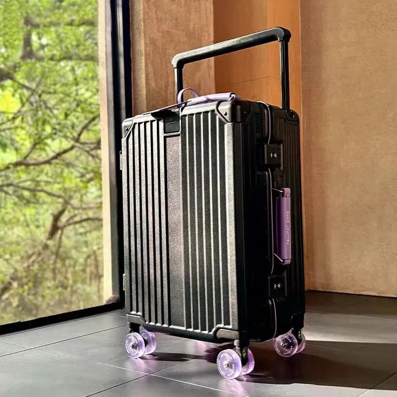 valise pc aluminium roues pivotantes silencieuses serrure tsa compartiments internes couleur noire ligne dorée grande capacité voyage