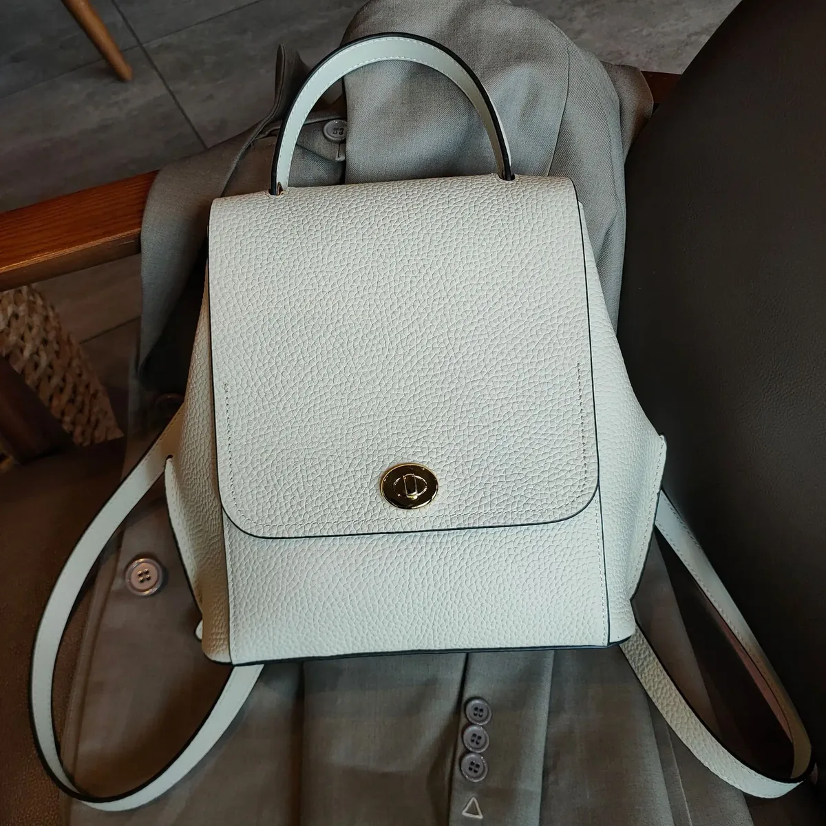 sac dos cuir vachette beige marron clair foncé format petit rectangulaire bandoulière poignée souple antivol usage voyage école collège
