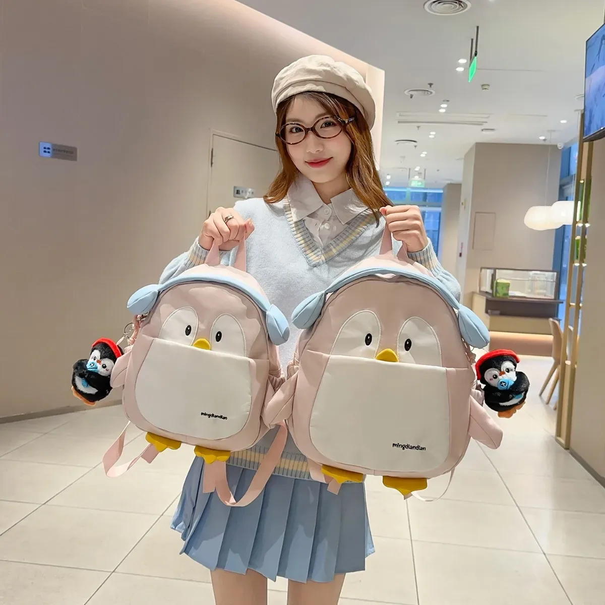 sac à dos mignon pingouin de dessin animé avec breloque moelleuse pour adolescentes, sac à dos kawaii décontracté en nylon, cartable léger pour l'école et les voyages