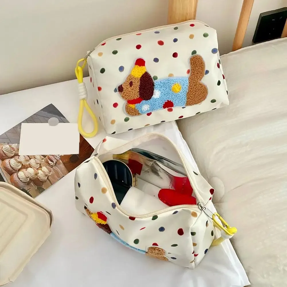 trousse polyester blanche chien tricoté pois colorés sangle poignet organisation maquillage toilette voyage femmes