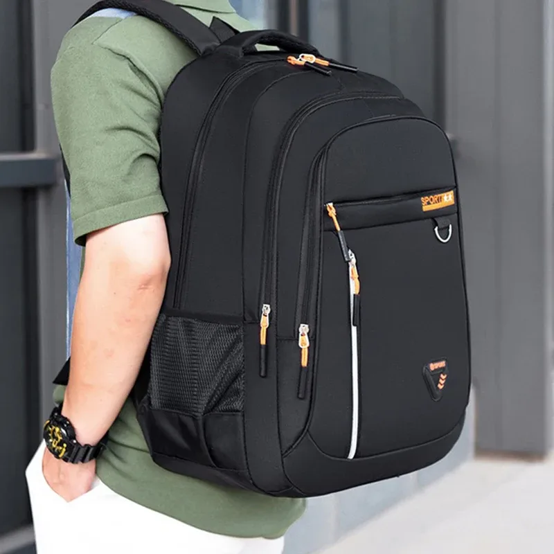 sac à dos multicouche de marque neutre pour hommes et femmes avec divers poches, adapté aux voyages d'affaires. fabriqué en nylon.
