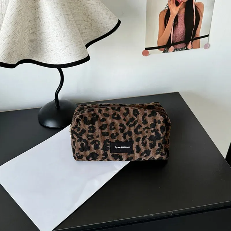 trousse de maquillage unique à imprimé léopard • pochette de rangement pour maquillage grande capacité • trousse organisatrice pour rouges à lèvres