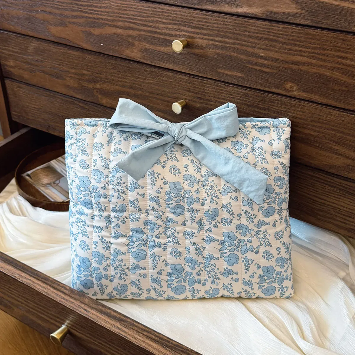 trousse de maquillage matelassée florale avec nœud, grande capacité, multifonctionnelle, pratique, légère, style collégial, doublure non scellée, 1 pièce