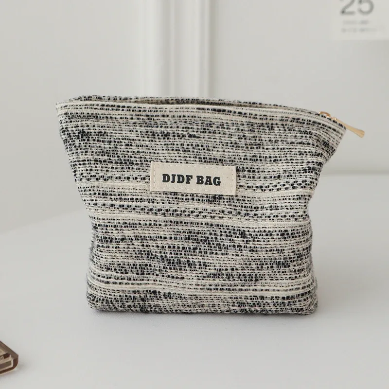 trousse toilette polyester noir blanc motifs points zip doré format carré oreiller minimaliste cosmétiques voyage femmes