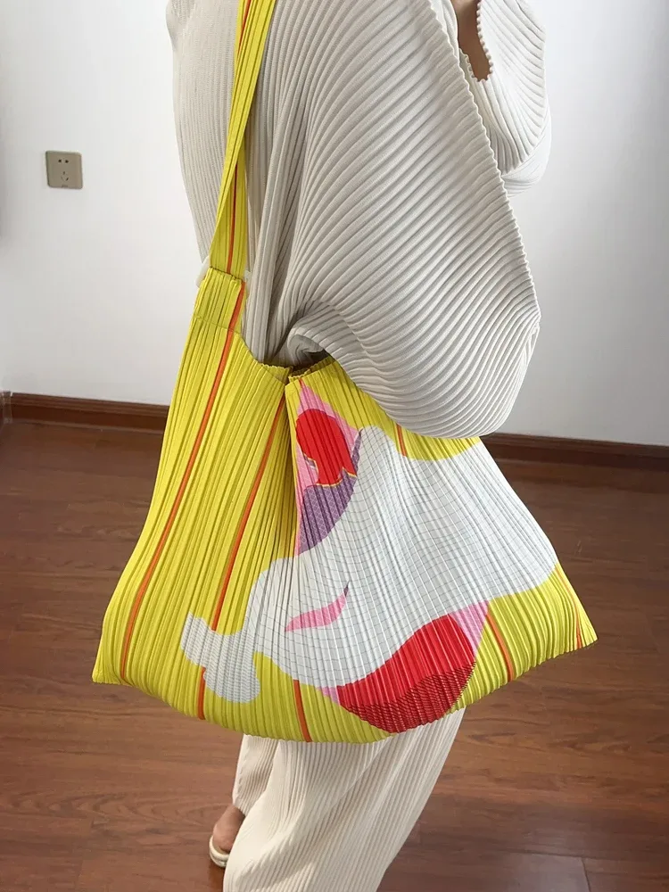 le nouveau sac à main plissé pour femme de miyake avec impression est un sac à bandoulière unique pratique pour le shopping