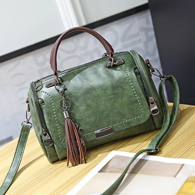 sac dos cuir pu marron motif coutures poignée supérieure pince chat chaînette format ovale voyage fille