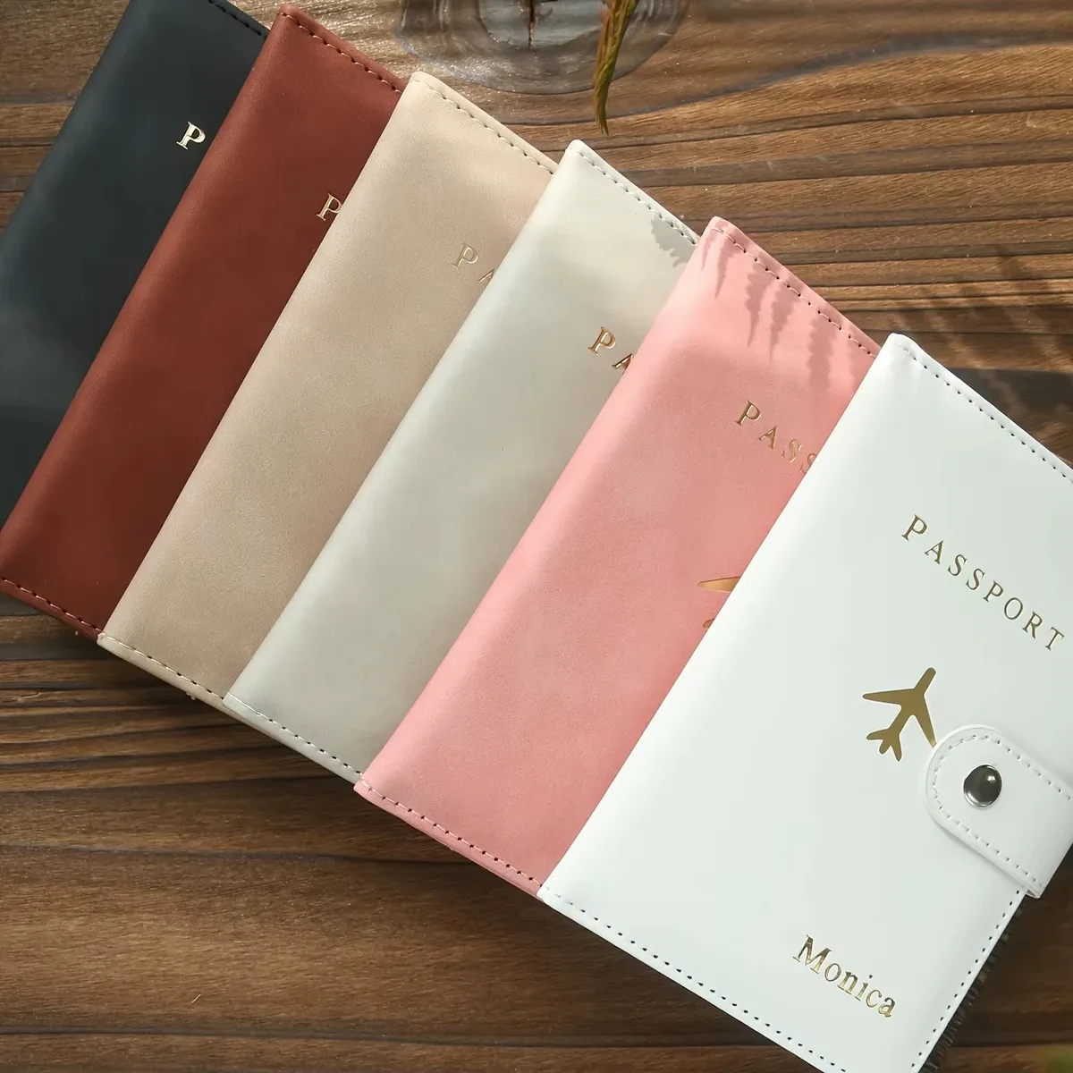 ensemble de couverture de passeport et d'étiquette de bagage personnalisés avec monogramme doré à chaud, en cuir pu texturé, personnalisé avec des noms sur mesure pour les voyages
