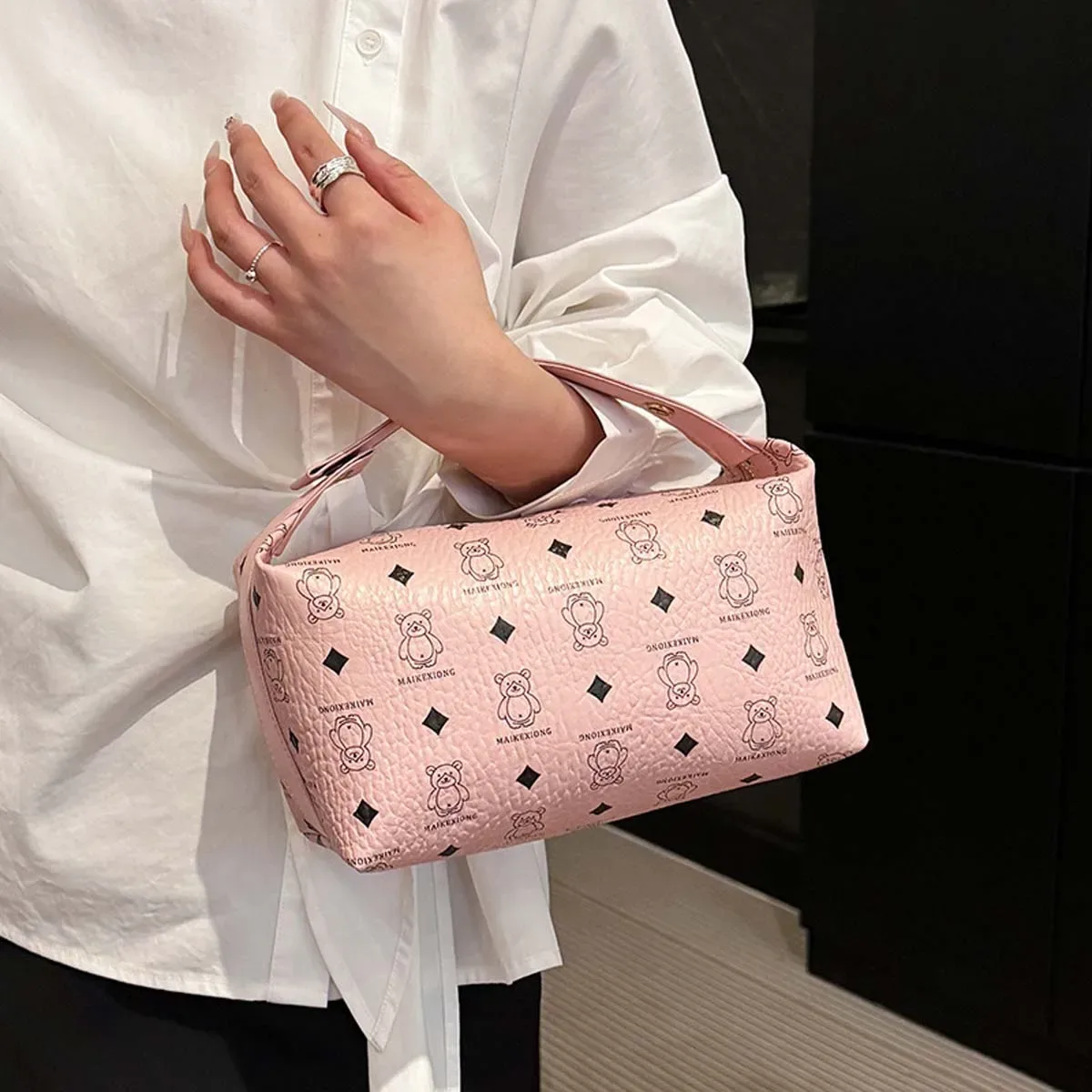 sacs de maquillage ours de dessin animé, nouveaux sacs de rangement portables de grande capacité, sacs de toilette tendance anti-éclaboussures et à la mode, vente en gros