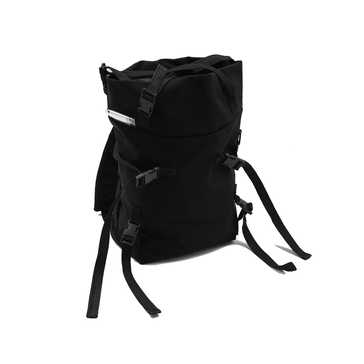 sac dos nylon noir forme trapézoïdale bandoulière arquée chaîne intérieur informatique moto rubans capacité grand voyage