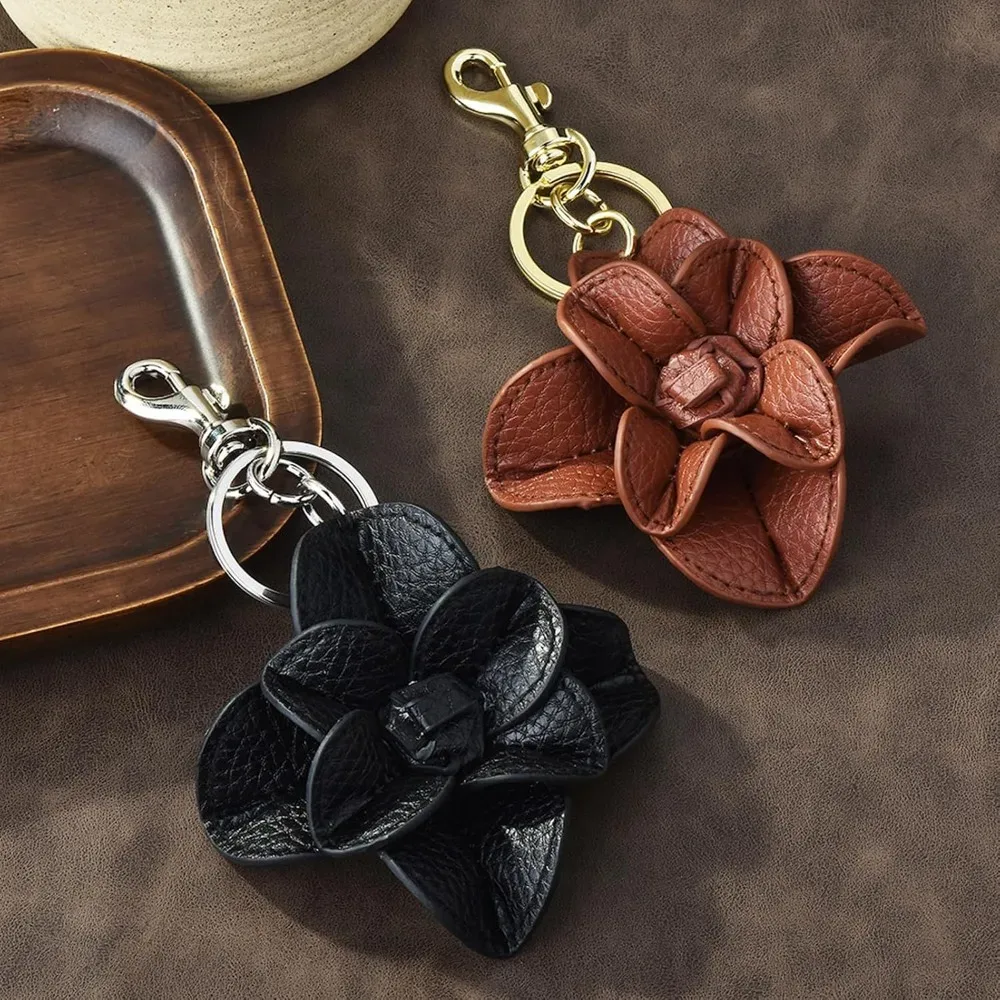 pince clef fleur noire ornementation sac main anneau métallique fermoir superieur décoration tridimensionnelle voyage femmes