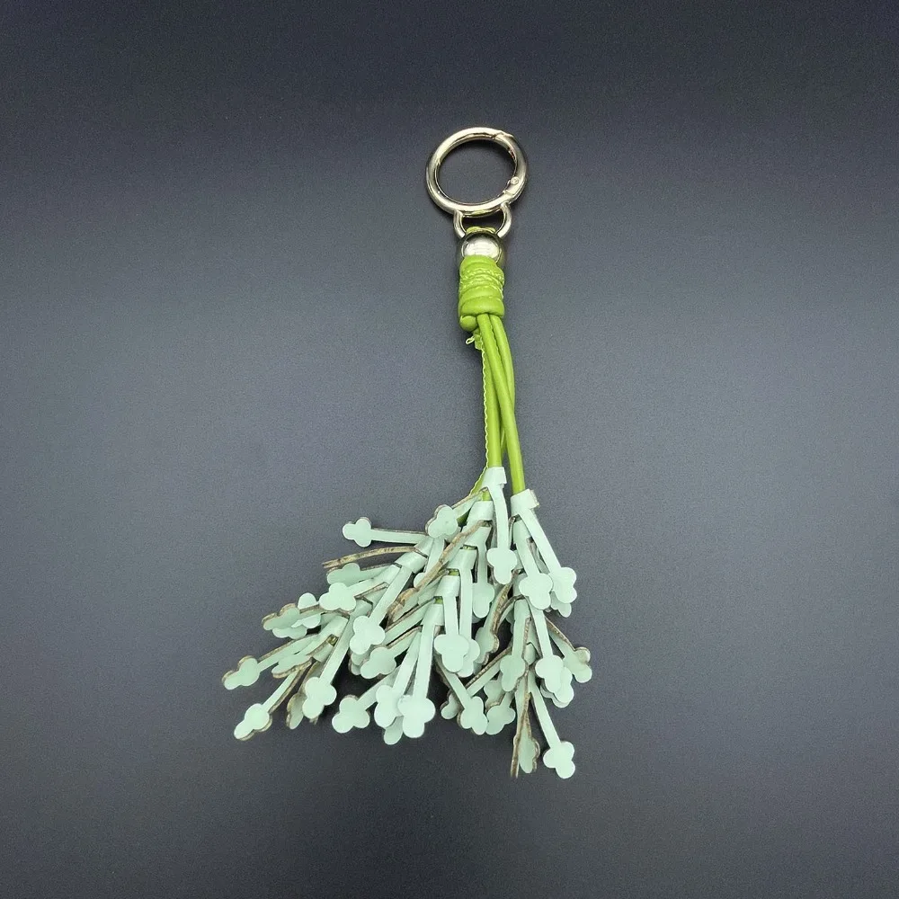 pendentif porte clé bouquet fleurs violettes nuances bleu rose anneau mété doré accessoire voyage léger