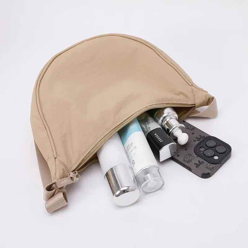 sac bandoulière polyvalent en nylon léger, durable et élégant, disponible en plus de 20 couleurs vibrantes pour un usage quotidien, les voyages et les sorties.