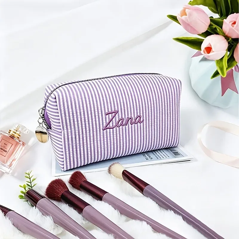 【produits personnalisés】 organisateur de bagages brodé sur mesure, trousse de maquillage brodée personnalisée - trousse de rangement cosmétique avec bande nominative brodée personnalisée, trousse de maquillage avec bande nominative brodée personnalisable, trousse de toilette grande capacité en tissu seersucker, trousse de rangement portable pour produits de soin de la peau pour les voyages, organisateur de pinceaux de maquillage couleur macaron, trousse à crayons multifonctionnelle pour étudiants, broderie personnalisée du nom diy pour les amies, plusieurs couleurs disponibles