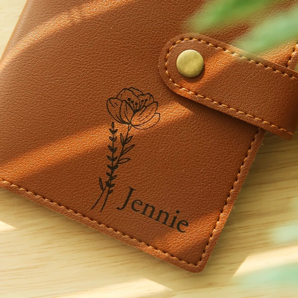 porte-passeport personnalisé en cuir synthétique avec fleur de naissance - nom et motif floral personnalisés, léger et pliable