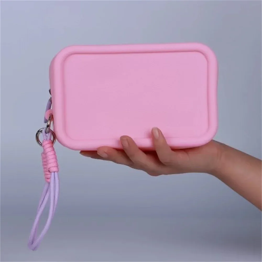 sac de maquillage en silicone couleur bonbon, avec corde de poignet tressée, sacs à cosmétiques portables avec lanière, sac de toilette étanche à fermeture éclair pour rouge à lèvres