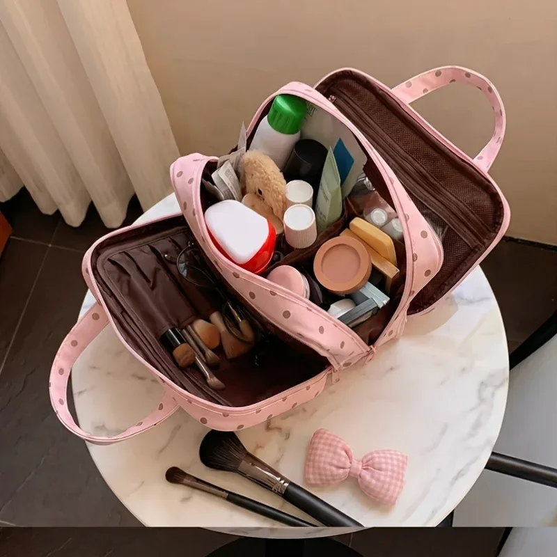 nouveau modèle 2026 : trousse de maquillage portable à pois, grande capacité, en pu avec design superposé, compartiment à trois couches, peut être accrochée à une valise, avec plusieurs poches en filet à l'intérieur, trousse de toilette de voyage, sac de rangement, avec poignée robuste, trousse de maquillage portable pour femme