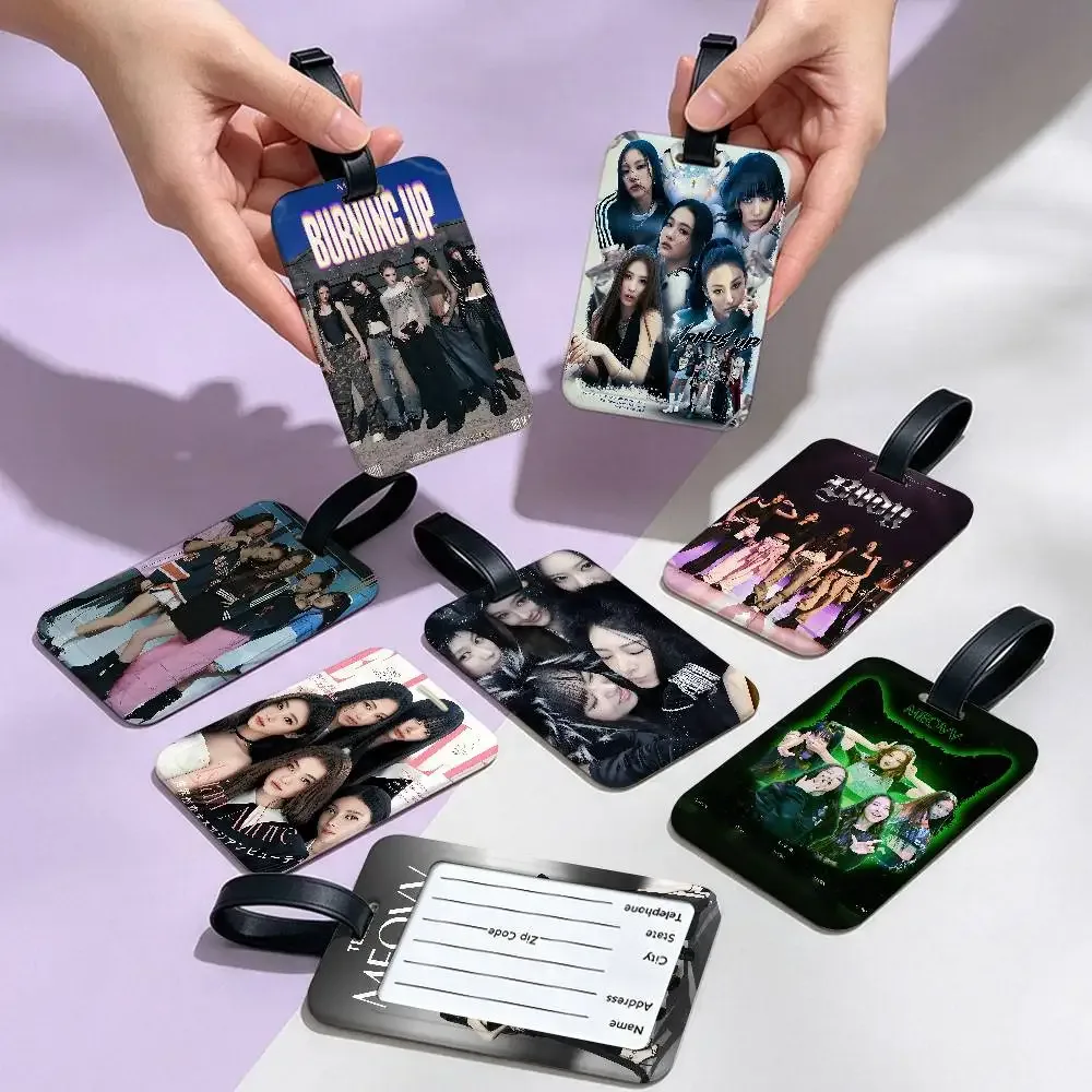 hot kpop girl m-meovvs étui de carte d'information imperméable en pvc, étiquette de bagage anti-perte pour valise et sac à main