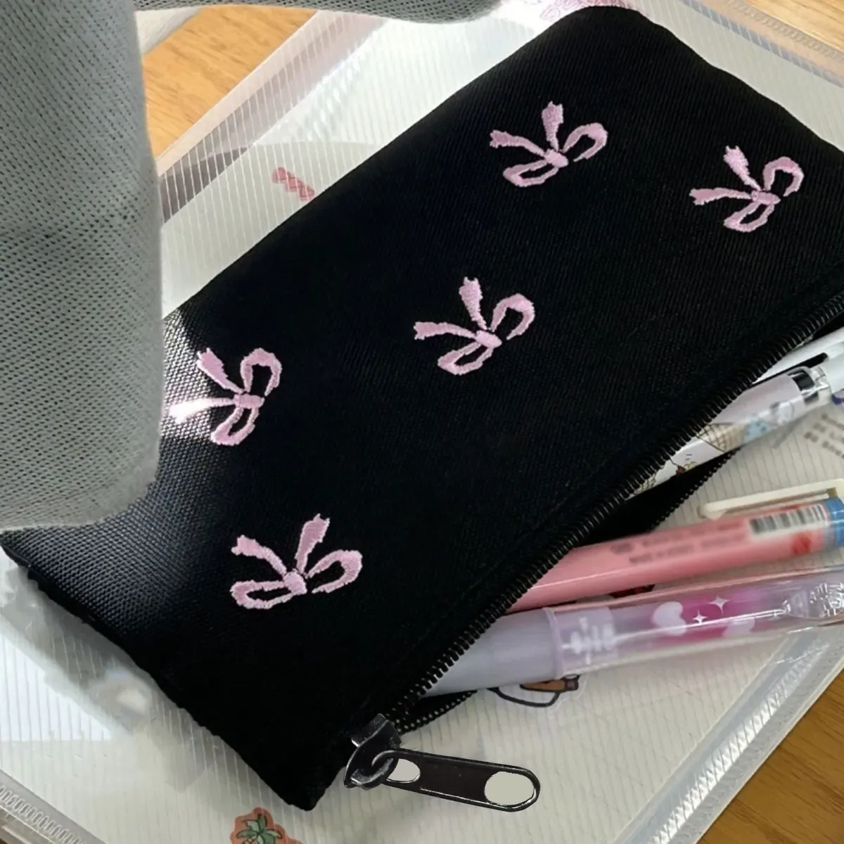 pochette à stylos noire brodée avec nœud, sac de rangement cosmétique au design élégant, sac à cosmétiques simple style ins, 1 pièce (direction de fermeture éclair aléatoire)
