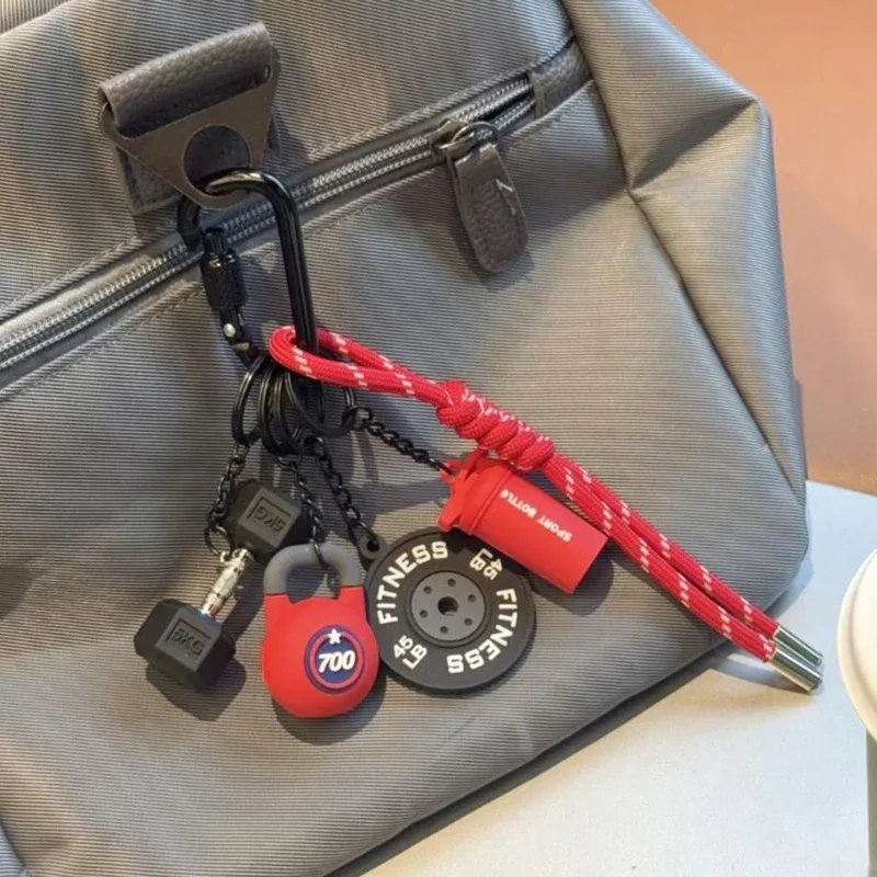 porte-clés fitness avec breloques mini haltère, disque de poids et bouteille de sport, sangle de poignet à clipser pour clés, sacs et sacs à dos