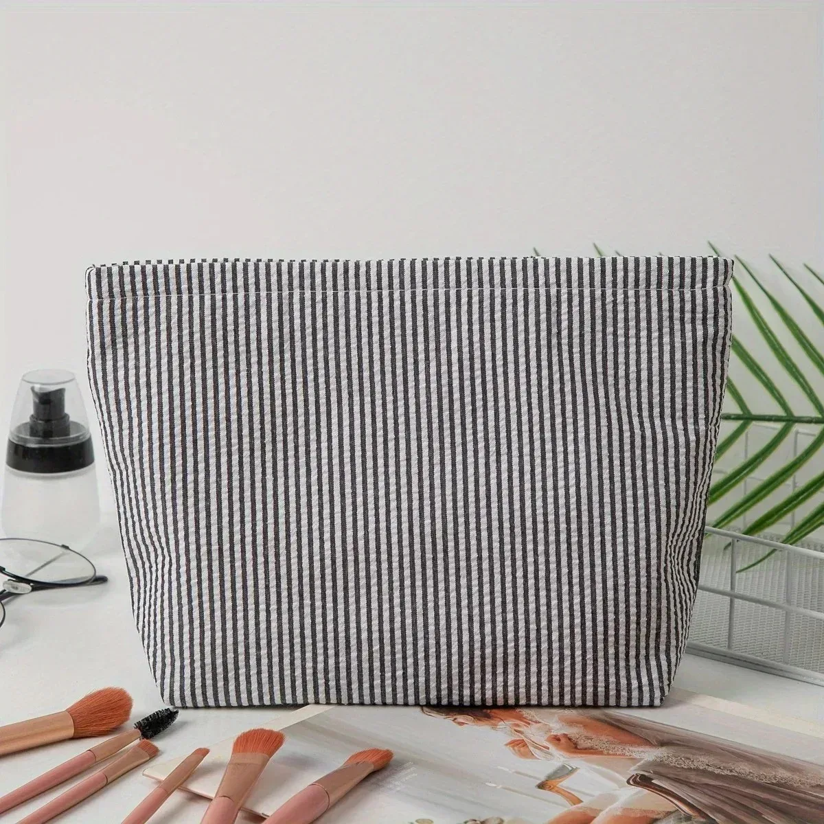 pochette de toilette brodée personnalisée à rayures, idéale pour le rangement des articles de beauté quotidiens, cadeau parfait pour les fêtes
