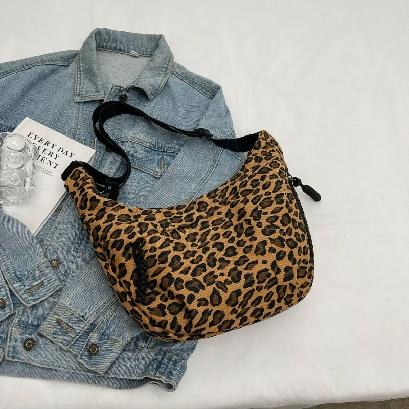 Sac Hobo imprimé léopard unique, sac à bandoulière sportif pour les déplacements, tout rond, sac à cosmétiques polyvalent et élégant pour femmes