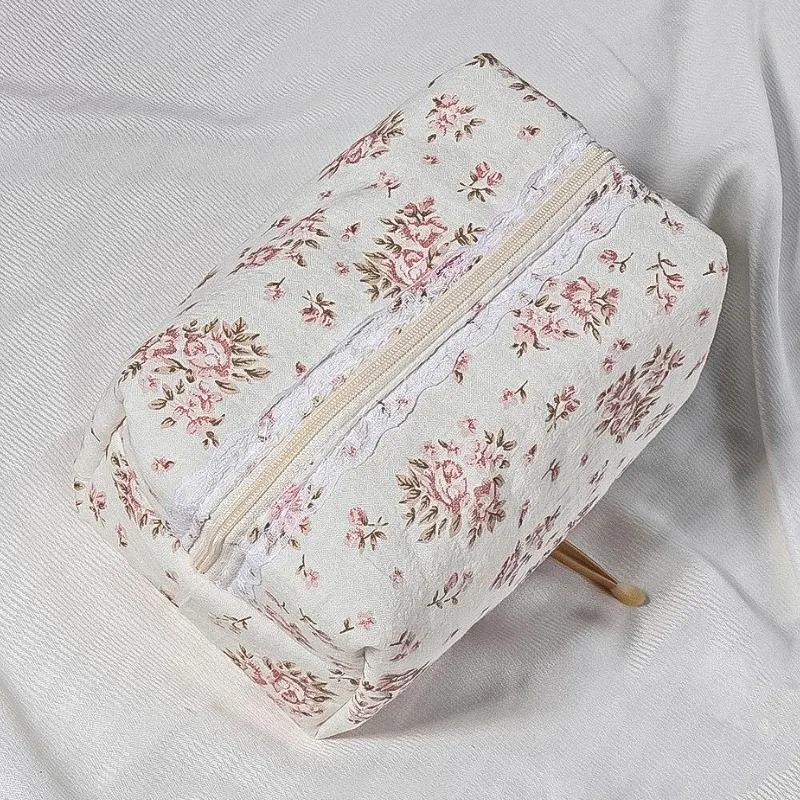 trousse de maquillage élégante en dentelle blanche, pochette cosmétique de mariée matelassée avec nœud brodé floral, cosmétique cadeau de toilette de voyage pour femmes