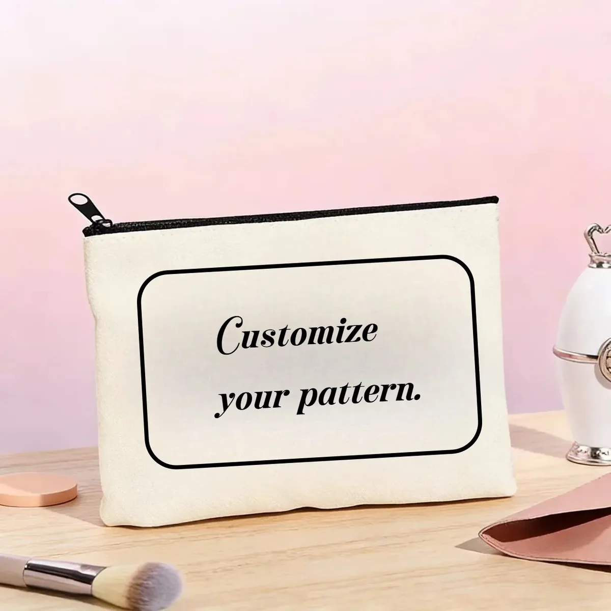 trousse toilette toile beige motif personnalisable usage voyage cosmétiques organise maquillage accessible journee trajet