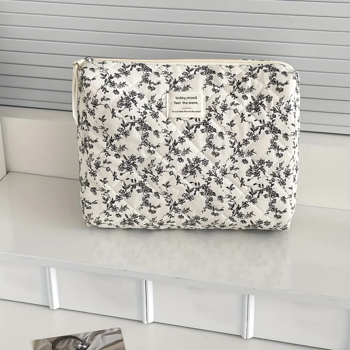 trousse cosmétique tissu coton fleur noire blanc voyage petite pochette carrée fermeture glissière étiquette mood durabilité