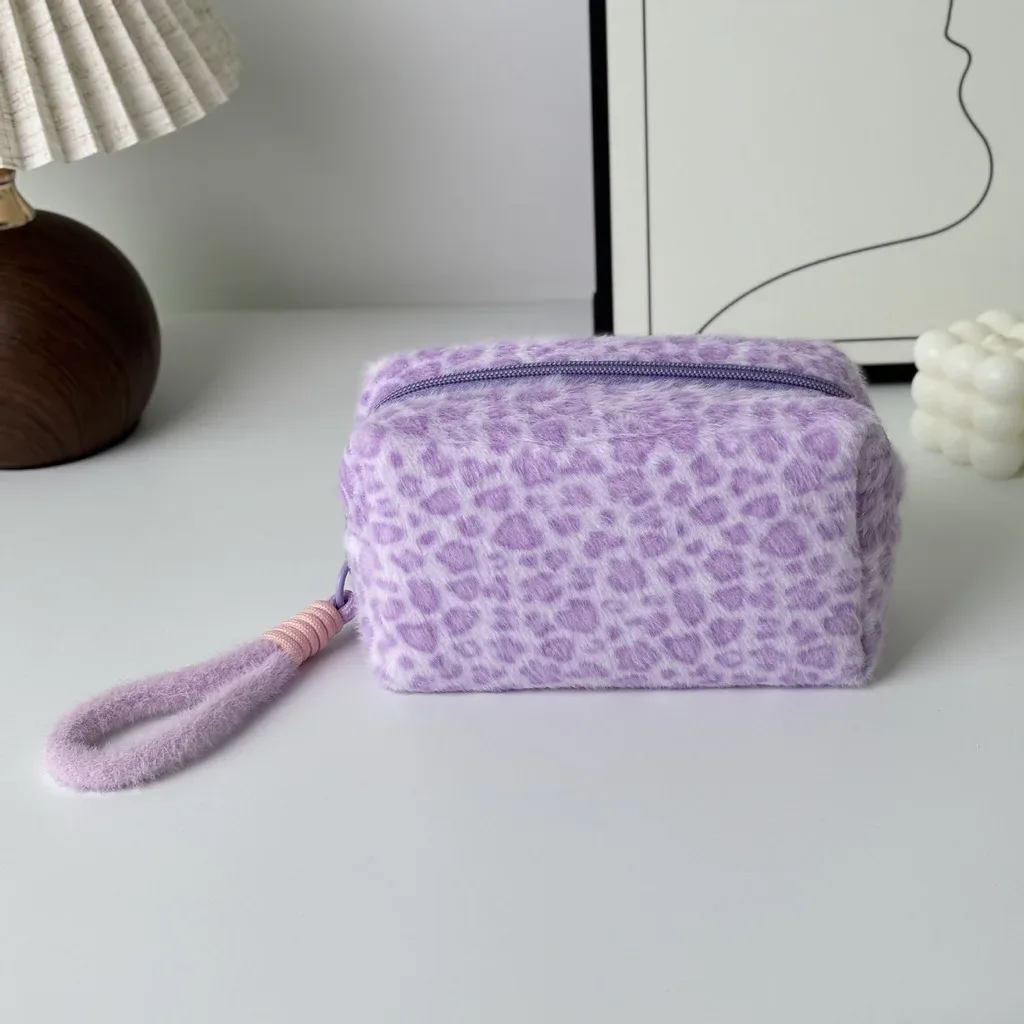 sac à cosmétiques imprimé léopard, sac de rangement compact et portable pour voyage, trousse à cosmétiques unisexe, trousse de toilette tendance en polyester pelucheux