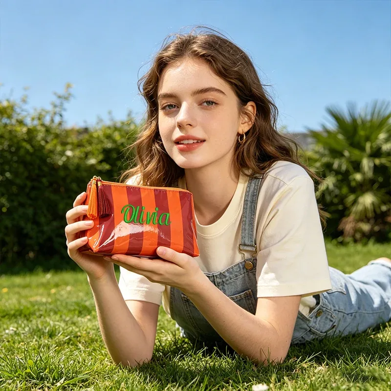 personnalisation de broderie / version standard, deux options, pochette rayée, trousse de maquillage exquise à fermeture éclair avec pompon, saison de rentrée scolaire, cadeau idéal