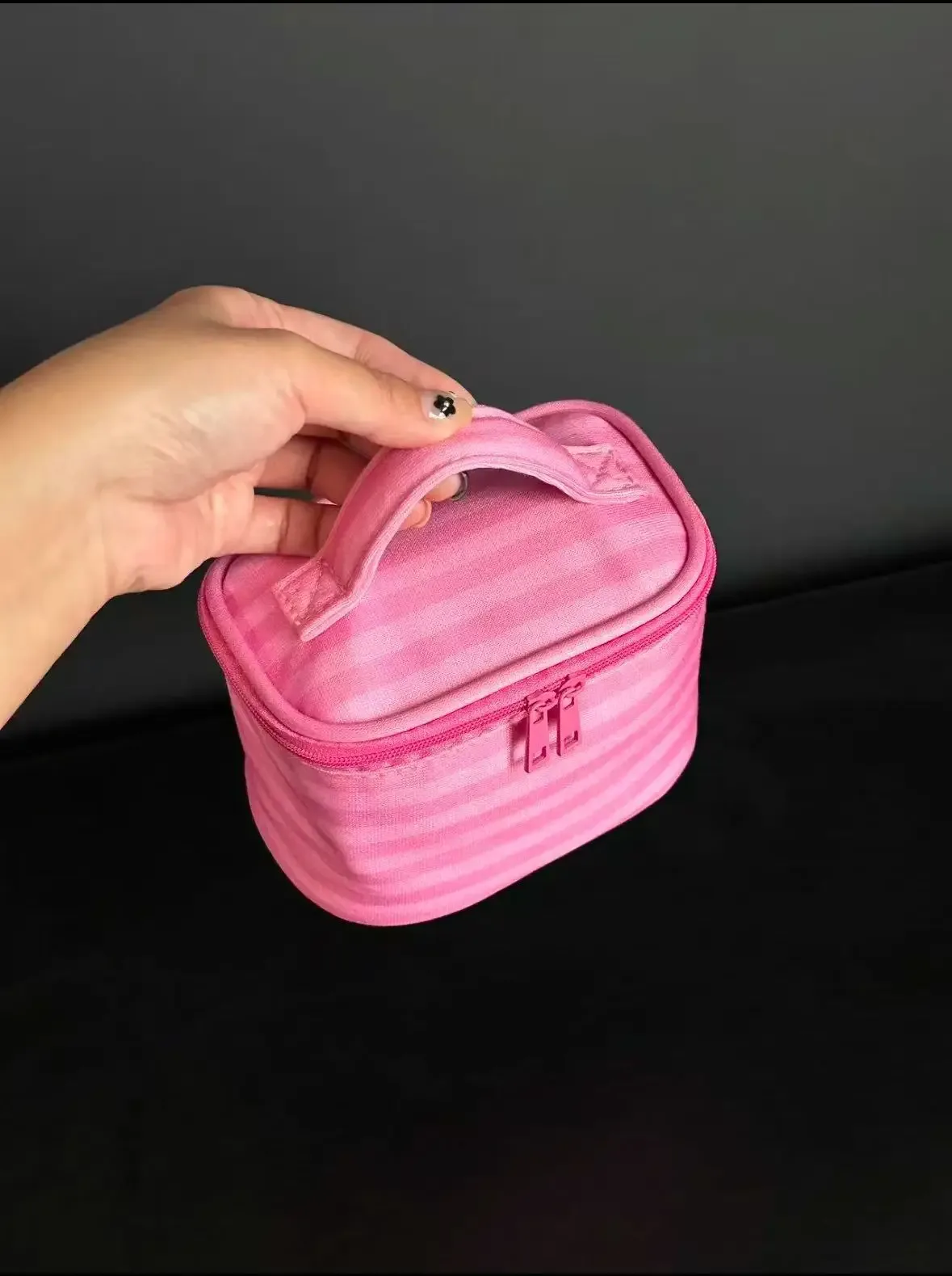 nouvelle trousse de maquillage portable mini mignonne à rayures roses pour femmes – idéale pour les sorties et les voyages