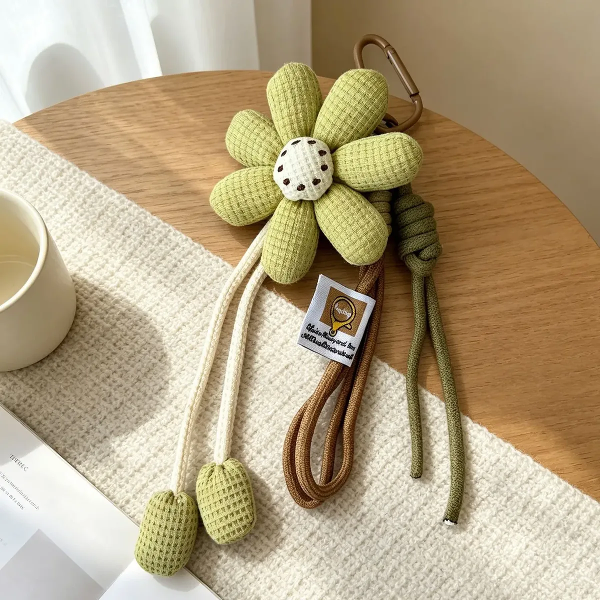 mignon porte-clés floral en tissu rembourré avec sangles en corde pour sacs à main, sacs fourre-tout, sacs à dos et décoration de sacs de tous les jours.