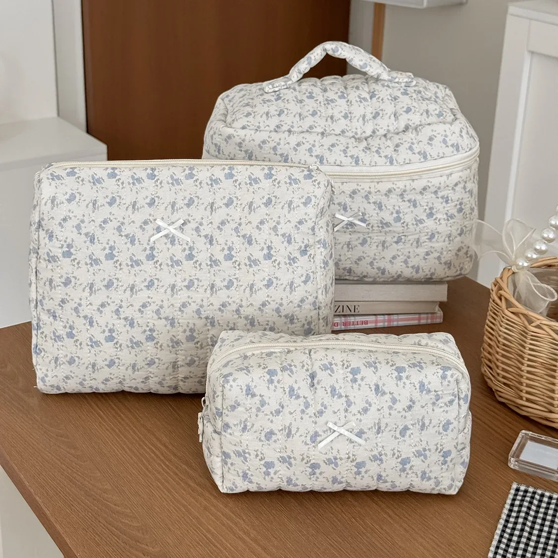sac de maquillage de personnalité noir et blanc pour femmes, grande capacité, fleur bleue, pochette de rangement de cosmétiques, sac à main de toilette pour dames, sac à fermeture éclair