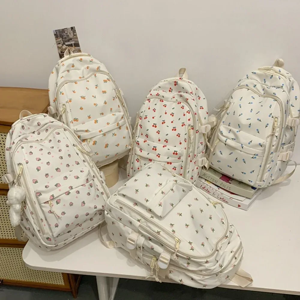 sac d'école en nylon pour étudiants, sac à dos de grande capacité de style preppy pour femmes avec pendentif, sac à dos de voyage à motif floral