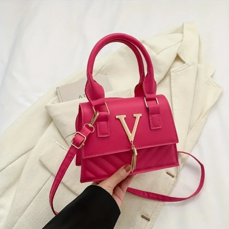 sac à main matelassé tendance, sacoche élégante avec quincaillerie dorée en forme de v et pompon, bandoulière amovible, sac à bandoulière élégant pour femme