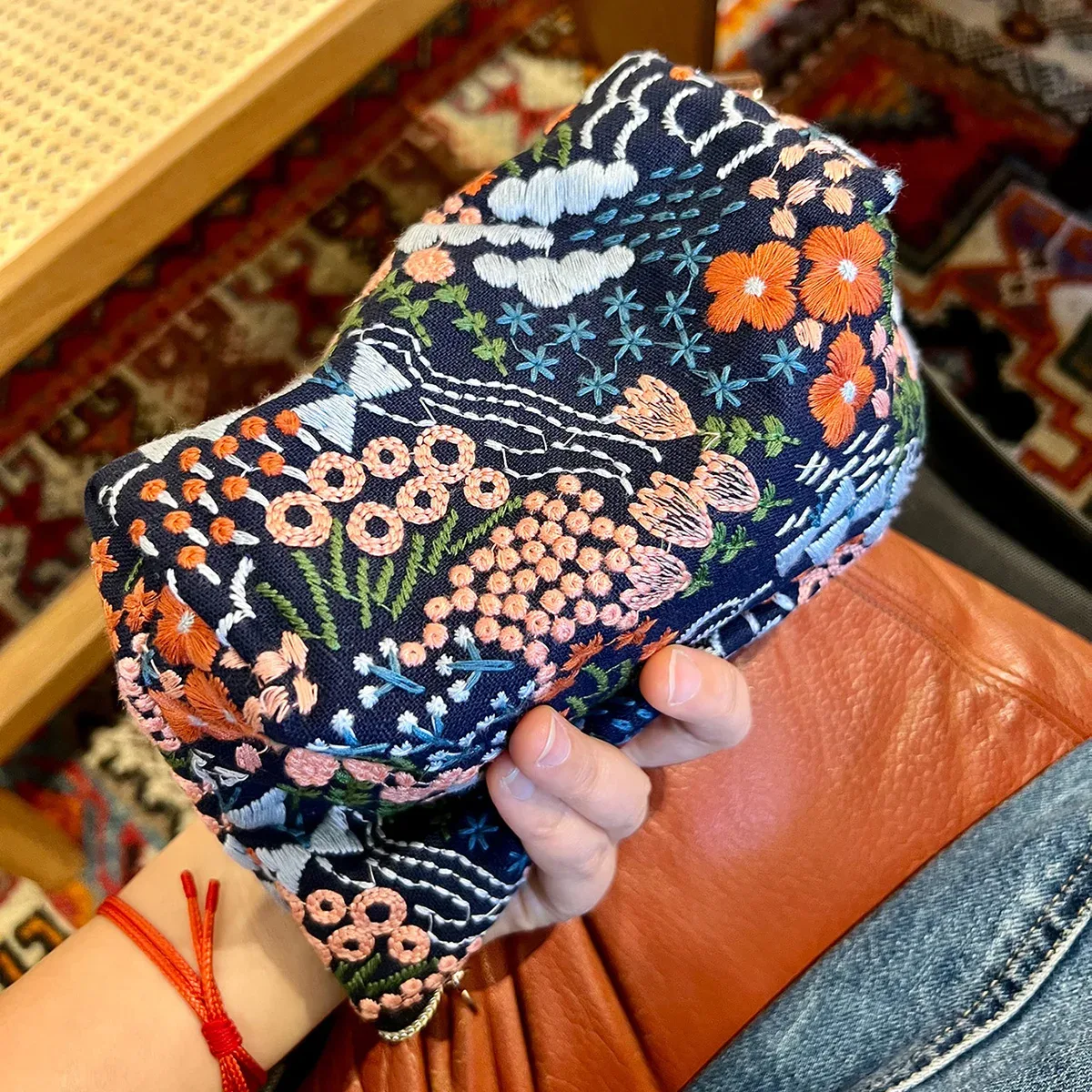 pochette de maquillage brodée florale, petit sac à main en tissu pour les vacances, sac de voyage portable à fermeture éclair pour filles, idéal pour les voyages d'affaires