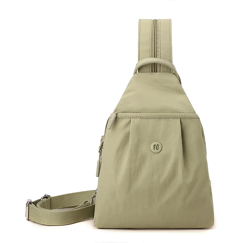 sac dos nylon gris pastel imperméable compartiment intérieur bandoulière arquée poche limon trapézoïdale voyage femme