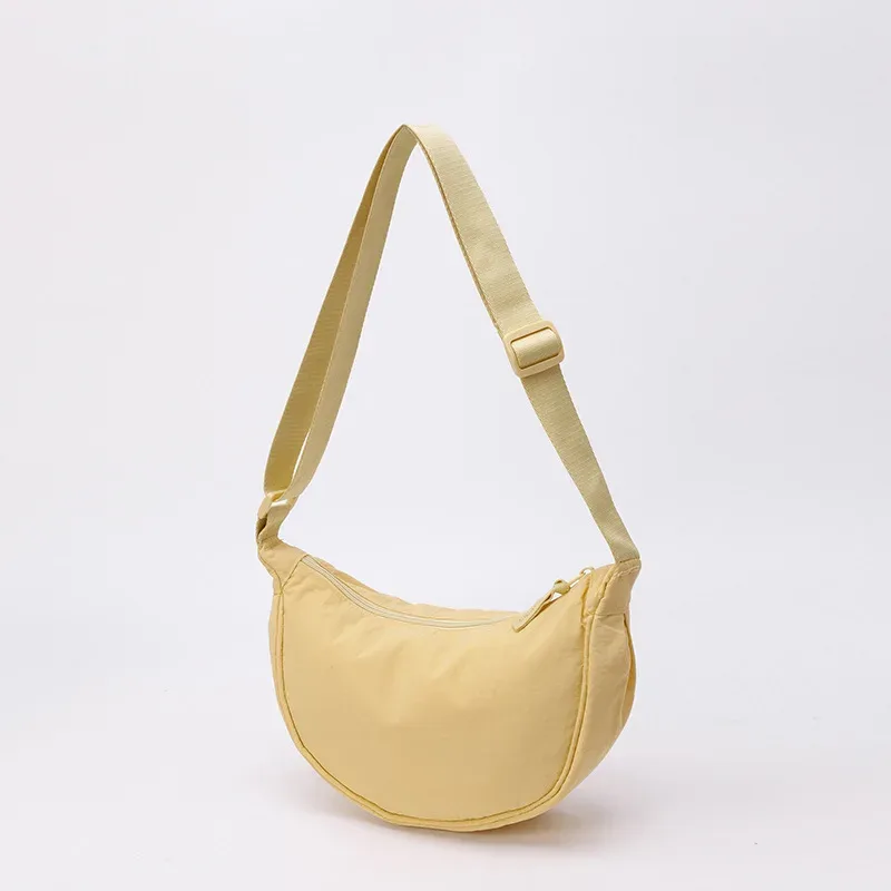 sac bandoulière polyvalent en nylon léger, durable et élégant, disponible en plus de 20 couleurs vibrantes pour un usage quotidien, les voyages et les sorties.