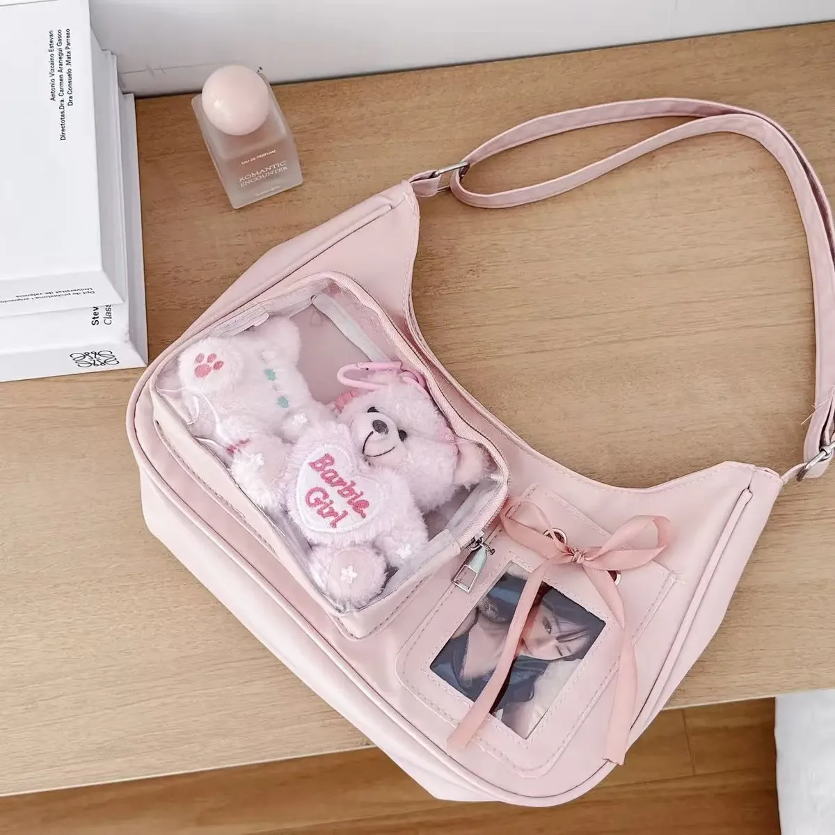 sac bandoulière polyvalent et léger pour les trajets quotidiens et les loisirs, tendance mode de niche, haute valeur, transparent
