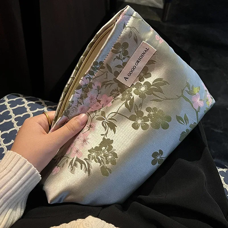 trousse de maquillage en satin de style chinois pour femmes, sac de rangement de produits de soins de la peau, sac de toilette de lavage, trousse de maquillage à main pour filles