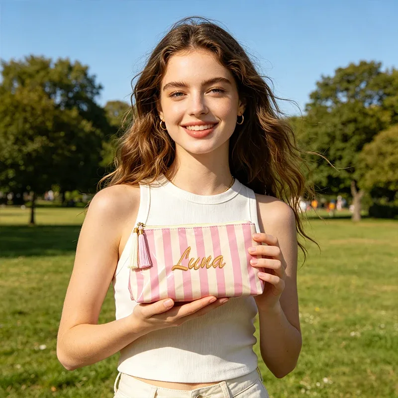 personnalisation de broderie / version standard, deux options, pochette rayée, trousse de maquillage exquise à fermeture éclair avec pompon, saison de rentrée scolaire, cadeau idéal